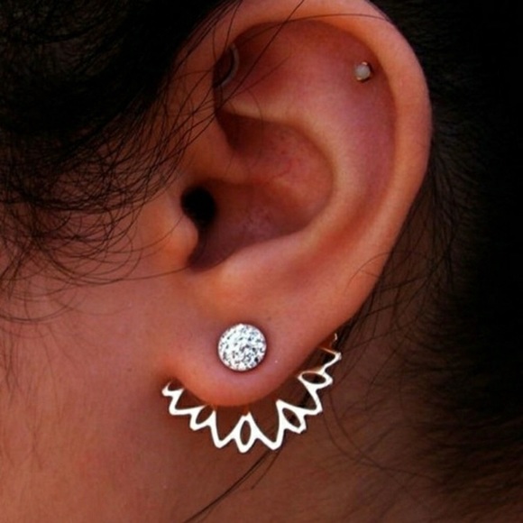 Jewelry - New Gold Tone Flower Earrings